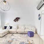 Vakantiehuis Amazing With Balcony & Barbecue