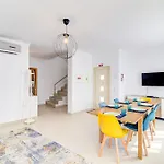 Vakantiehuis Amazing With Balcony & Barbecue