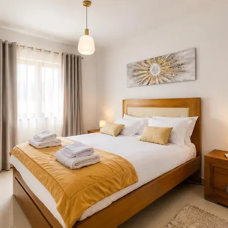 Semesterbostad Horizon House - 3 Bedrooms - Rooftop Terrace & Bbq - Ac
