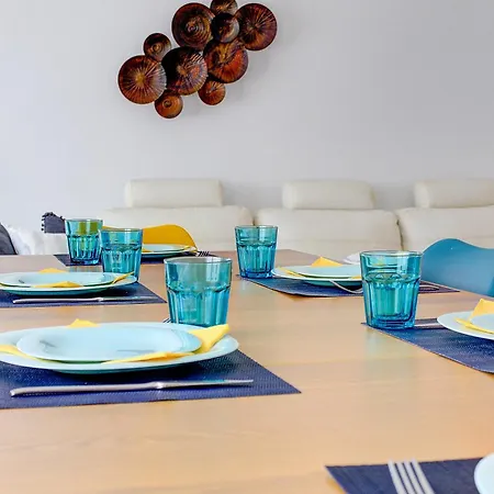 Dom wakacyjny Amazing With Balcony & Barbecue *